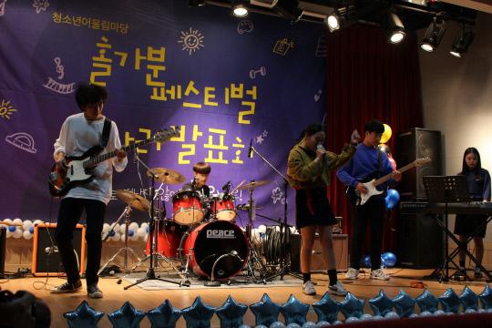 예산군은 오는 18일 청소년수련관에서 청소년 어울림마당 `홀가분 페스티벌`을 개최한다. 지난해 진행된 홀가분 페스티벌에서 학생 밴드가 연주를 하고 있다. 사진=예산군 제공

