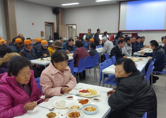 충청중앙감리교회 교인들이 지난 15일 교회 식당에서 지역 어른신 70여 명을 모시고 사랑의 점심식사 를 제공 하고 있다.             사진=원남면 제공

