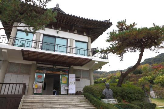 남한산성에 위치한 만해 기념관 전경