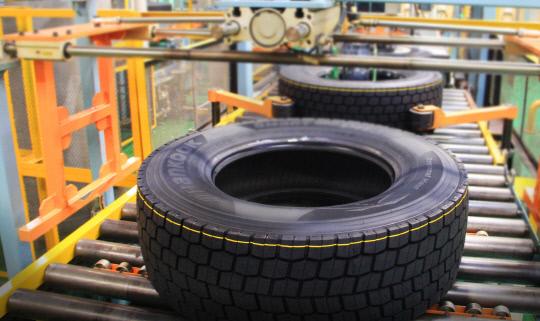 한국타이어 중국중경공장 TBR(트럭·버스) 타이어 자동화 공정에서 타이어가 생산되고 있다.
사진=한국타이어 제공

