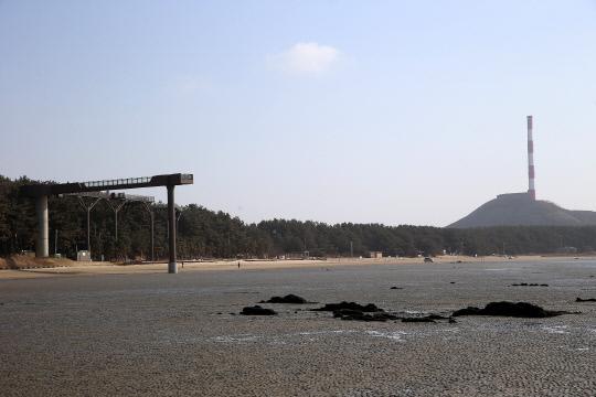 장항읍 송림동 스카이워크에서 바라본 장항제련소 굴뚝 모습
