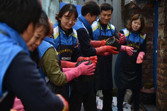 조폐공사는 28일 대전 중구 선화동에서 대전연탄은행과 함께 `사랑의 연탄 나누기` 행사를 가졌다. 직원들이 선화동 주민에 전달할 연달을 나르고 있다. 사진=조폐공사 제공
