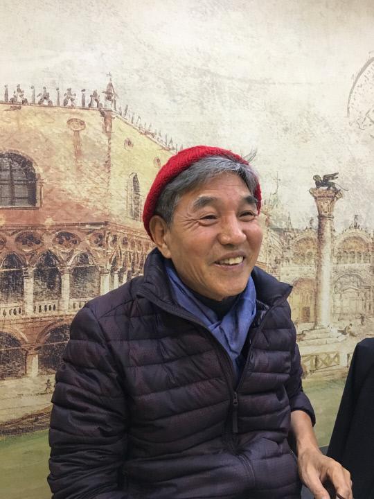 충남 논산의 어느 식당에서 만난 박범신 작가는 이번 신작 `유리`에서 주인공 유리는 아나키스트를 꿈꾸는 자신을 투영한 존재라고 설명했다. 강은선 기자
