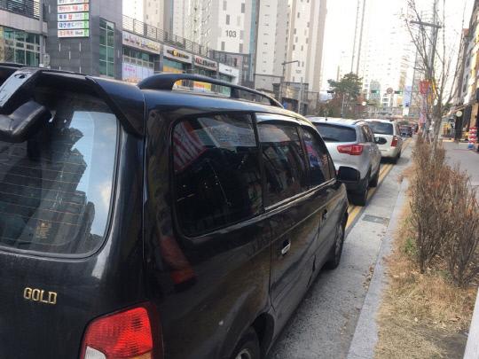 3일 유성구 죽동 이면도로에 불법으로 주정차된 차량들이 줄지어  서 있다.  조수연 기자
