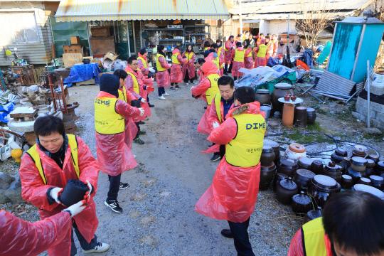 대전마케팅공사는 12일 유성구 현충원로 일원에서 노사와 함께 `사랑의 연탄나눔` 봉사활동을 했다. 사진=대전마케팅공사 제공
