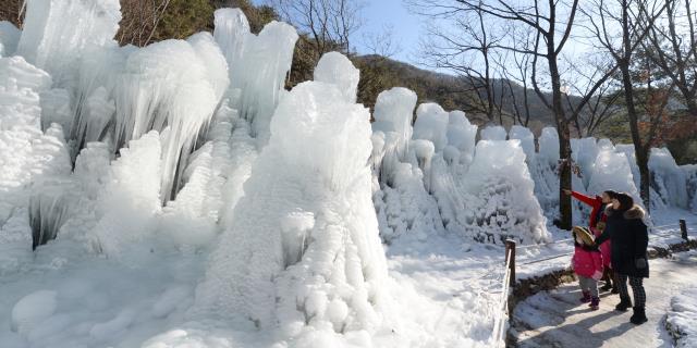 강추위가 이어진 17일 대전시 동구 상소동산림욕장을 찾은 가족이 얼음동산을 관람하며 휴일을 보내고 있다. 신호철 기자