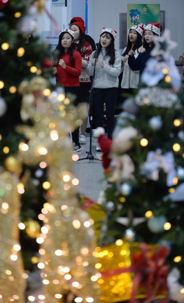 18일 대전시청 로비에서 크리스마스트리와 미니 사랑의 온도탑 점등식이 열린 가운데 대전시립청소년합창단이 캐롤을 부르고 있다. 신호철 기자