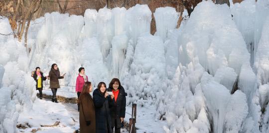 대전 동구 상소동 산림욕장에 조성된 얼음동산에서 방문객들이 얼음 기둥을 보며 즐거워 하고 있다. 사진= 대전 동구 제공
