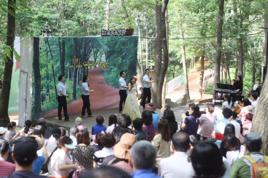계족산 황톳길에서 맥키스오페라 뻔뻔한클래식 단원들이 숲속음악회 공연을 펼치고 있다.
사진=맥키스컴퍼니 제공
