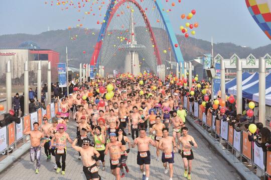 매년 1월 1일 11시 11분 11초에 열리는 대전 맨몸마라톤 참가자들이 알몸으로 새해맞이 달리기를 하고 있다.
사진=맥키스컴퍼니 제공
