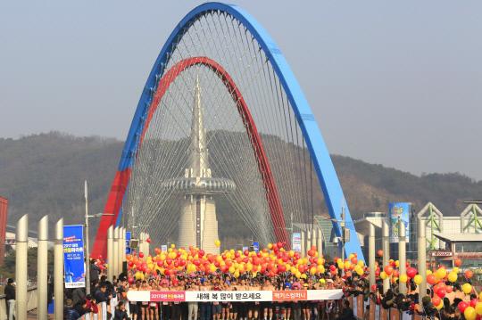 대전 엑스포다리 위의 대전 맨몸마라톤 참가자들이 출발을 기다리고 있다.
사진=맥키스컴퍼니 제공
