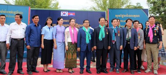 22일 베트남 현지에서 선문대 황선조(오른쪽 다섯번째) 총장이 김동진(오른쪽 네번째) 퍼슨 대표 등과 함께 베트남 정부 훈장을 받고 기념촬영하고 있다. 사진=선문대 제공
