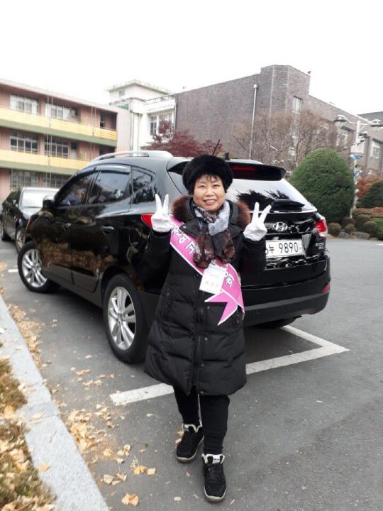 배길순(63·여)씨가 3년간 공부하며 만학의 꿈을 이룬 대전방송통신고 앞에서 졸업기념 사진을 찍고 있다. 사진=배길순씨 제공
