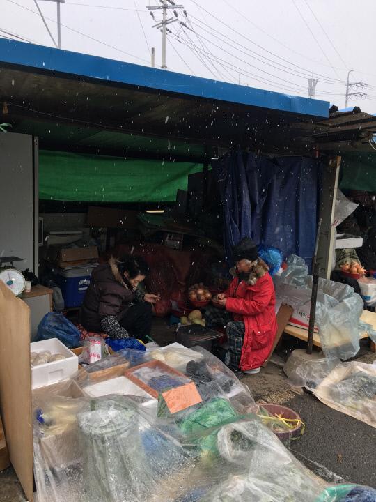 대전 신흥동 도깨비시장에서 상인들이 화로에 앉아 손님을 기다리고 있다. 강은선 기자 
