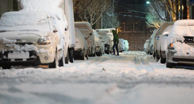 대설특보가 내려진 대전에 밤사이 많은 눈이 내린 가운데 10일 오전 대전 이면도로에서 출근준비하는 시민이 걸어가고 있다. 신호철 기자