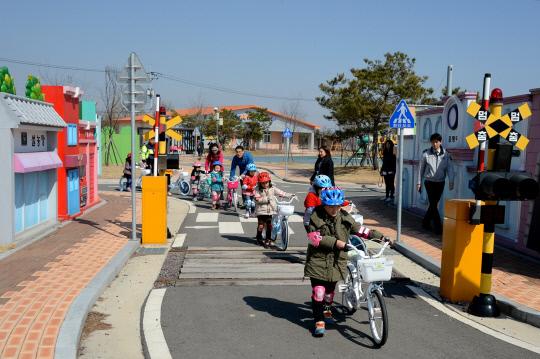 증평군 어린이 자전거 교통안전교육장에서 어린이들이 안전한 자전거 타기 실습을 하고 있다. 사진=증평군 제공
