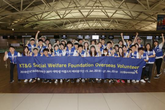KT&G 대학생 해외 봉사단원 40명이 15일 인천국제공항에서 캄보디아 봉사활동을 앞두고 출정식을 가졌다.
사진=KT&G 제공

