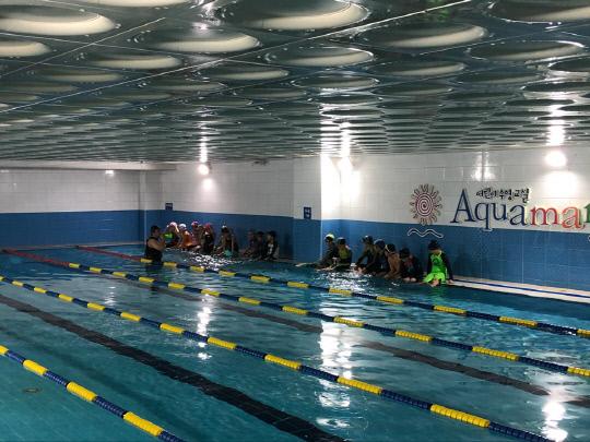 지난 12일 충남 아산에 위치한 한 수영장에서 온양중앙초등학교 학생들이 생존수영 교육을 받고 있다.  사진=충남도교육청 제공 
