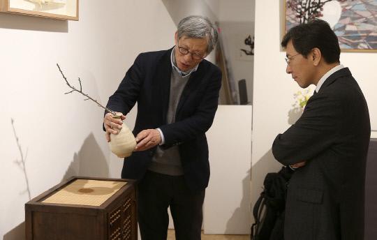 지난 15일 서울 리홀아트갤러리에서 열린 개인전시회에서 유홍준(왼쪽) 명지대 석좌교수가 안희정 충남도지사에게 작품을 설명하고 있다. 사진=충남도 제공
