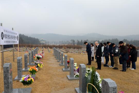대전글꽃초등학교 교사 20여 명이 최근 국립대전현충원에 영면한 세월호 단원고 순직교사 묘역을 찾아 참배했다. 사진=국립대전현충원 제공
