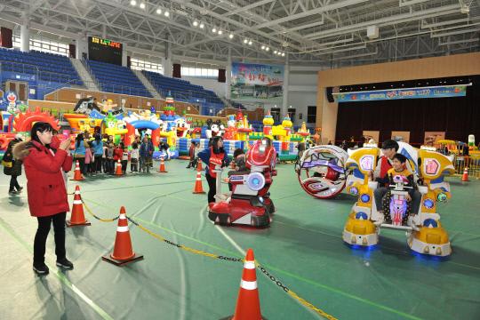 지난 19일 윤봉길체육관 무료 놀이터를 찾은 지역 아동들이 놀이시설을 이용하고 있다. 사진=예산군 제공
