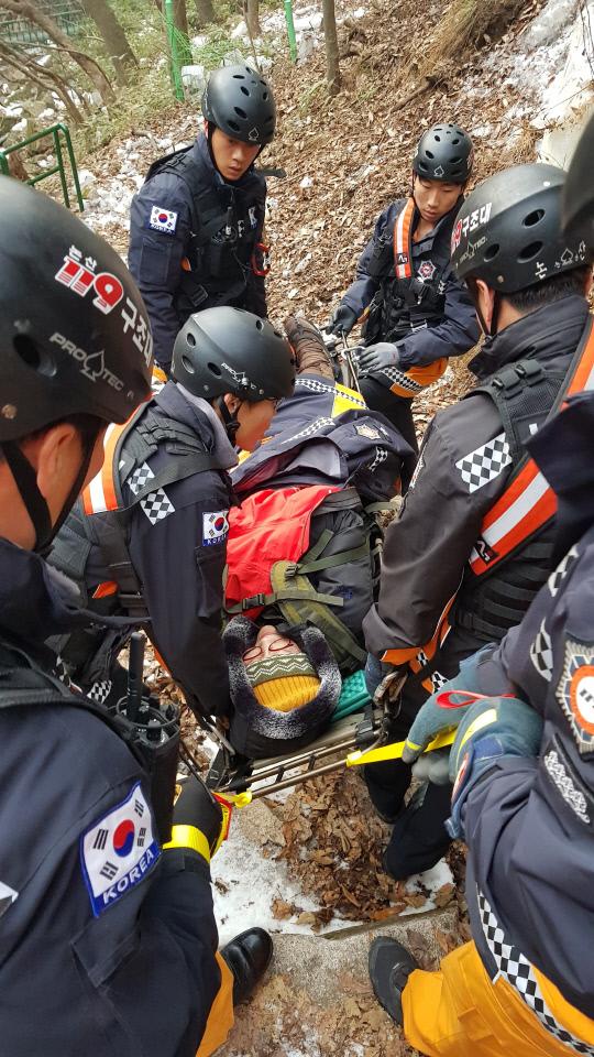 지난 21일 논산소방서 119 구급대원들이 대둔산 수락계곡에서 발을 헛디뎌 사고를 당한 A씨(57.여)를 응급처치 후 들것으로 긴급히 119 차량으로 이동시키고 있다.사진= 논산소방서 제공
