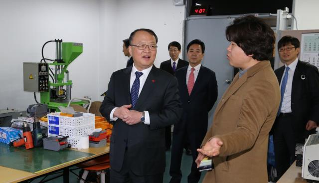 한승희(사진 왼쪽) 국세청장이 22일 대전 대덕산업단지를 방문해 소상공인들의 건의사항과 애로사항을 청취했다. 사진=국제청 제공