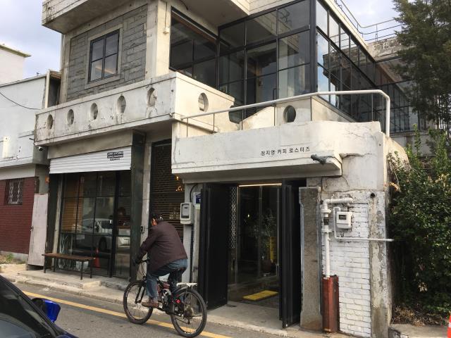 한 낡은 주택을 카페로 개조한 수원의 카페 정지영커피로스터즈  경인일보=강승호 기자