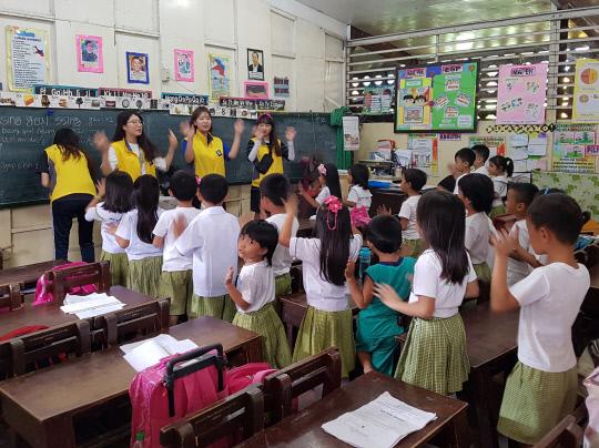 한밭대 글로벌 봉사단이 필리핀 만다우에시 티폴로초등학교에서 현지 학생들에게 한국문화를 전파하고 있다. 사진=한밭대 제공
