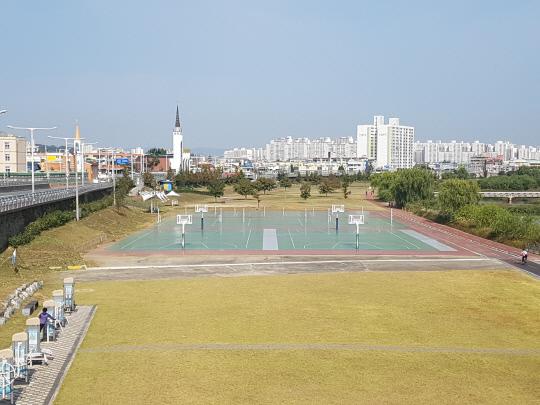 대전 중구 유천동과 서구 변동 사이 유등천변에 조성된 체육시설 모습. 사진=대전 중구 제공
