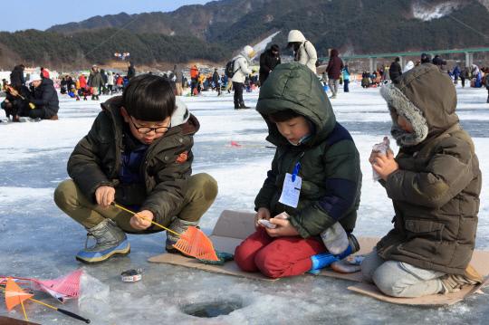 원조 겨울 축제인 제18회 인제빙어축제가 지난 27일 남면 부평리 빙어호 일원에서 개막한 가운데 관광객들이 빙어낚시를 즐기고 있다.