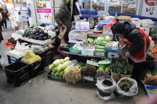 한민시장은 상인들이 직접 재배하는 채소가 유명하다. 한 채소가게에서 상인들이 채소를 정리하고 있다. 사진 = 김대욱 기자 
