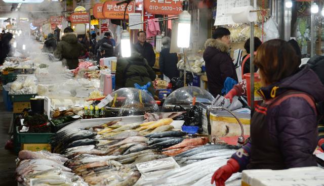 7일 대전시 중앙시장에는 추운 날씨에도 불구하고 다가오는 설 명절을 대비해 장을 보러 나온 시민들이 발걸음이 이어졌다. 안제원 기자