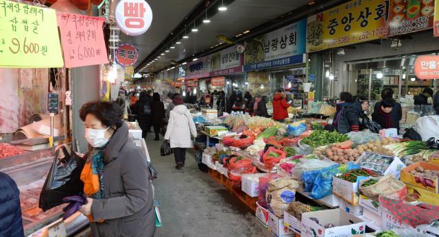 7일 대전시 중앙시장에는 추운 날씨에도 불구하고 다가오는 설 명절을 대비해 장을 보러 나온 시민들이 발걸음이 이어졌다. 안제원 기자