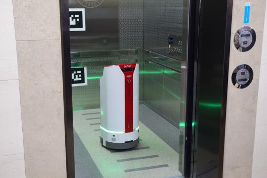 을지대병원이 도입한 물류이송로봇 `고카트`가 사람의 도움 없이 엘리베이터에 탑승하고 있다. 사진=을지대병원 제공

