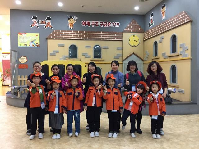 지난 9-10일 대전을 방문한 중국인 관광객들이 대전어린이회관을 찾아 소방체험을 하고 기념촬영을 하고 있다. 사진=대전시 제공