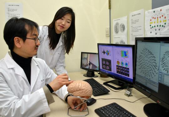 [첨부2] KRISS 김기웅 책임연구원(왼쪽) 연구진이 순수 온도자극에 대한 뇌자도 측정결과를 분석하고 있다. 사진=한국표준과학연구원 제공
