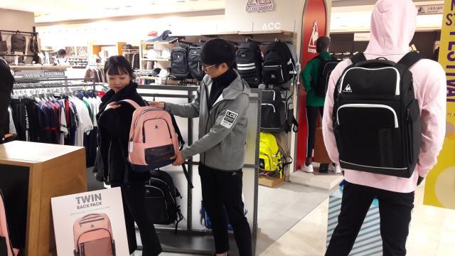 설이 지나고 본격적인 입학시즌에 들어서는 가운데 롯데백화점 대전점에서 한 고객이 가방을 살펴보고 있다.