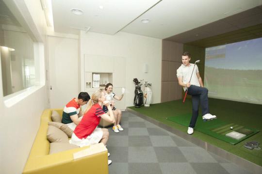 골프존조이마루 내 시뮬레이션 골프 시설에서 고객들이 골프를 즐기고 있다. 사진=골프존 제공
