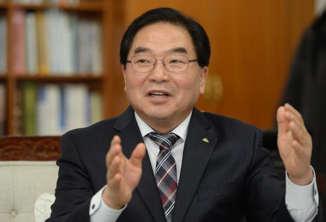 박수범 대전 대덕구청장이 민선 6기에 이룬 성과와 함께 올해 중점적으로 추진할 사업 등에 대해 설명하고 있다. 신호철 기자