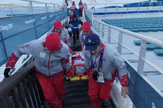 2018 평창 동계올림픽에 파견 중인 건양대병원 현장 의료지원단이 응급환자를 이송하고 있는 모습. 사진=건양대병원 제공
