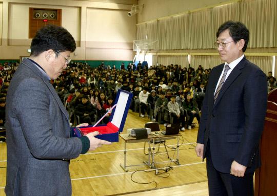 김경훈(오른쪽) 의장이 13일 오명세 목동초 운영위원회 위원장으로부터 감사패를 받고 있다. 사진=대전시의회 제공
