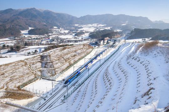 서울과 평창을 잇는 경강선 구간에 올 설 명절 기간 20만명의 이용객이 열차를 이용한 것으로 집계됐다.
사진=코레일 제공
