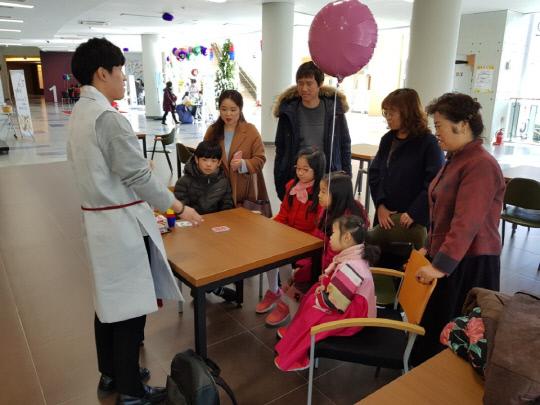 대전효문화진흥원이 마련한 설 행사에 한 가족이 행사를 즐기고 있다. 사진=대전효문화진흥원 제공
