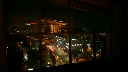 대전 유성구 봉명동 카페거리에 자리한 한 카페에서 보이는 봉명동 야경의 모습.
사진=세븐펙토리 제공

