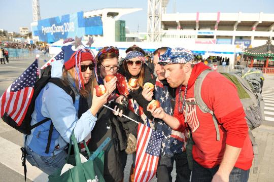 지난 20일 평창동계올림픽을 찾은 외국인 관광객들이 예산황토사과를 맛보고 있다. 사진=예산군 제공
