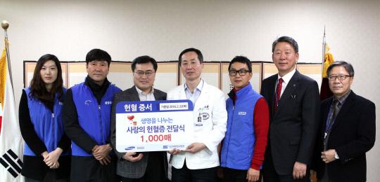 22일 김명진(왼쪽 세번째) 삼성SDI 전무가 조종태(가운데) 단국대병원장에게 헌혈 캠페인을 진행해 모은 헌혈증 1000매를 전달했다. 삼성SDI 김명진 전무는 