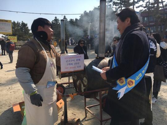 윤형권 세종시의원이 22일 강릉 커피거리에서 시민에게 개헌의 당위를 홍보하고 있다.
