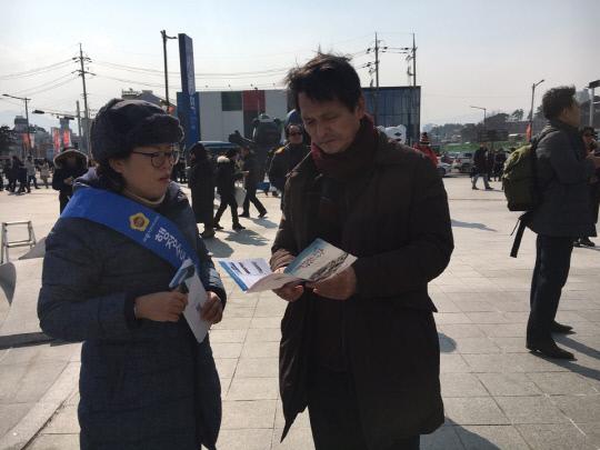 박영송 세종시의원이 22일 강릉역 앞 광장에서 시민에게 행정수도 개헌의 당위를 홍보하고 있다.
