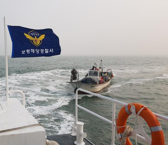 보령해경은 지난 24일 조업중 기관고장을 일르킨 어선을 홍원항으로 안전하게 예인했다. 사진=보령해경 제공
